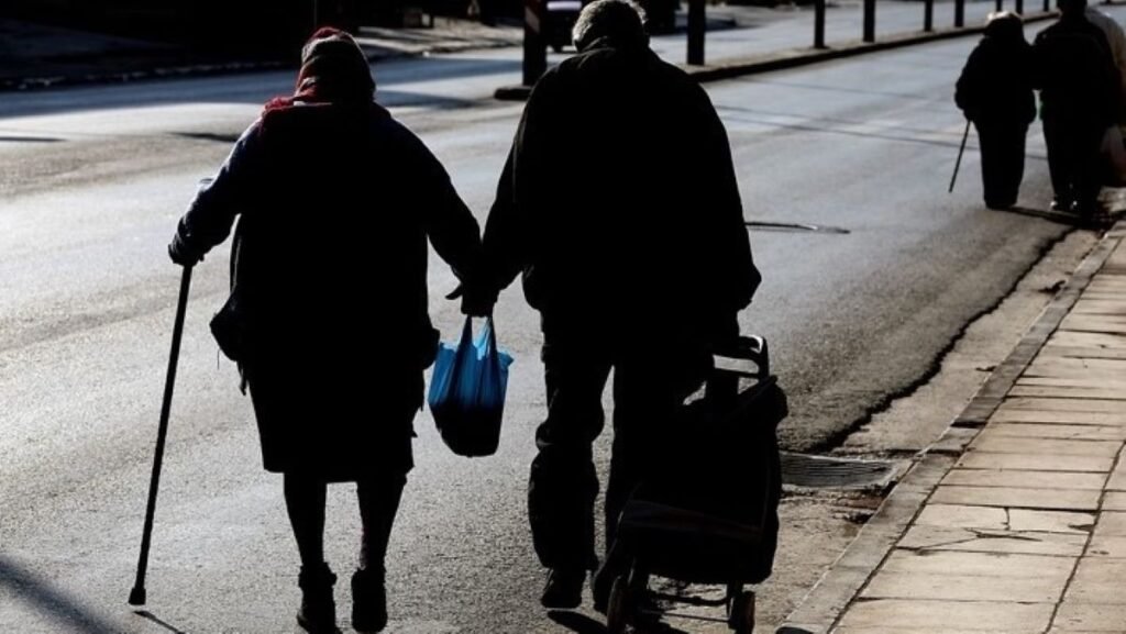 Συντάξεις: Εξτρα αύξηση έως 55 ευρώ για 120.000 εργαζόμενους συνταξιούχους – Όλες οι λεπτομέρειες –
