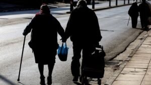 Συντάξεις: Εξτρα αύξηση έως 55 ευρώ για 120.000 εργαζόμενους συνταξιούχους – Όλες οι λεπτομέρειες –