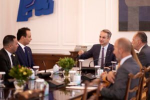 Συνάντηση Μητσοτάκη με τον γιο του Χαφτάρ στο Μέγαρο Μαξίμου – Συζητήθηκαν τρόποι ενίσχυσης των σχέσεων