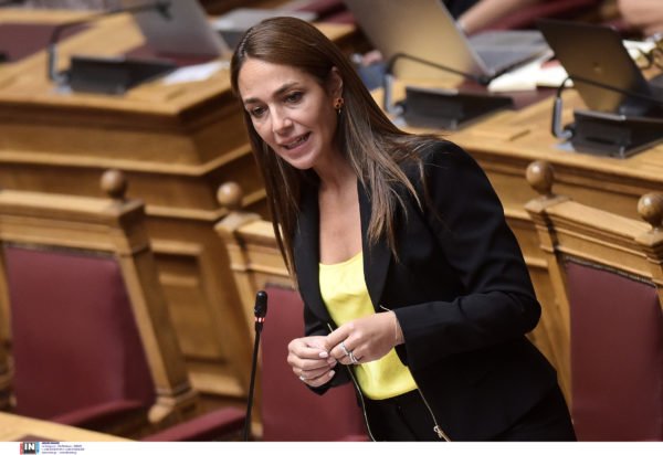 Μιχαηλίδου: Είτε θα μείνετε αγκυλωμένοι στα παλιά συνθήματα, είτε θα αποδείξετε ότι η Βουλή μπορεί να γίνει