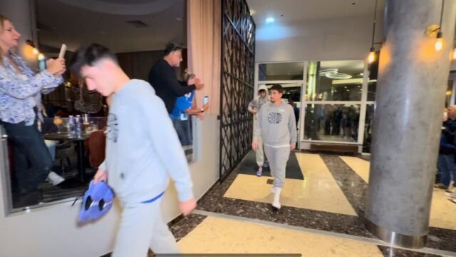 Eurobasket 2025: “Ψηλά το κεφάλι, πάμε για το χάλκινο” – Η υποδοχή υποστήριξης των διεθνών στο ξενοδοχείο