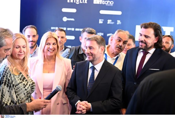 Νίκος Ανδρουλάκης: Η βόλτα στα περίπτερα της ΔΕΘ – Τα δώρα που του έκαναν οι ομάδες της Θεσσαλονίκης – ΦΩΤΟ