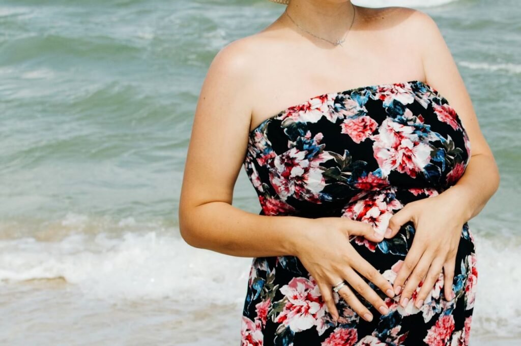 Καταβολή επιδόματος κυοφορίας και λοχείας σε μητέρες: Τι διευκρινίζει το υπουργείο Εργασίας για τη νέα