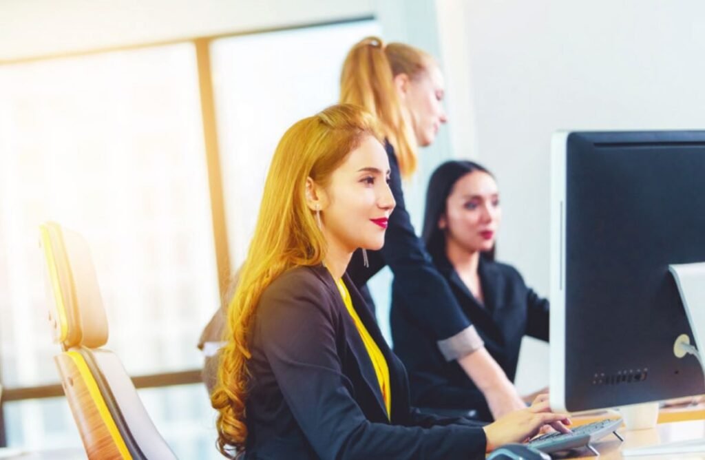 Στα θρανία 250.000 δημόσιοι υπάλληλοι