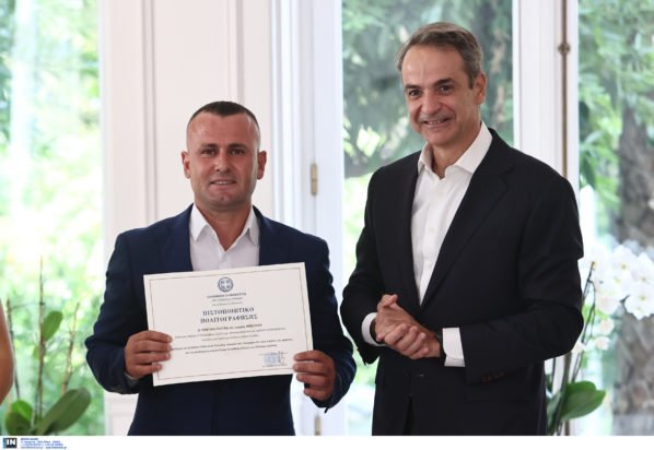 Κυριάκος Μητσοτάκης: Τίμησε με πολιτογράφηση τον ήρωα που είχε βουτήξει στον Άραχθο για να σώσει τα δύο παιδιά