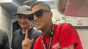 Κυριάκος Μητσοτάκης και… Trannos συναντήθηκαν στο αεροπλάνο – Η χειραψία που αντάλλαξαν