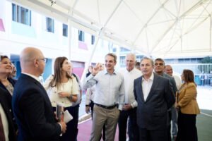Επίσκεψη Μητσοτάκη στα Ωνάσεια σχολεία Περιστερίου: H κυβέρνησή μας θα εξακολουθεί να επενδύει συστηματικά