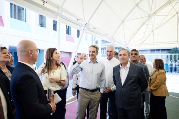 Επίσκεψη Μητσοτάκη στα Ωνάσεια σχολεία Περιστερίου: H κυβέρνησή μας θα εξακολουθεί να επενδύει συστηματικά