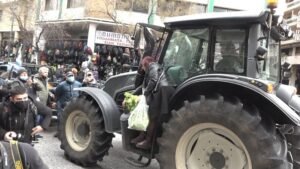 Αγρότες απέκλεισαν συμβολικά την εθνική οδό Θεσσαλονίκης-Νέων Μουδανίων