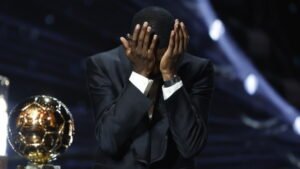 Χρυσή Μπάλα: Καλύτερος όλων ο Ντεμπελέ, που έκλαψε όταν ευχαρίστησε την μητέρα του –  Έγραψε ιστορία η Μπονματί – Σάρωσε η Παρί Σεν Ζερμέν (Εικόνες και βίντεο)