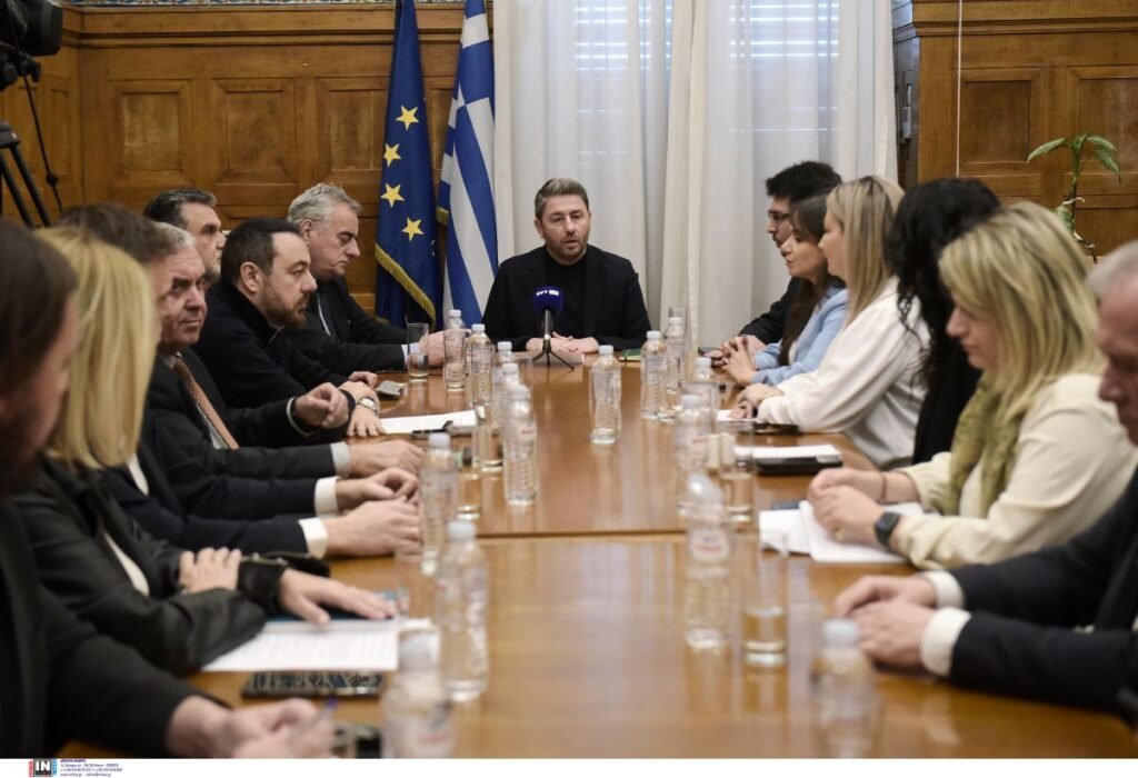 ΠΑΣΟΚ: Νεύρα και προβληματισμός για τις δημοσκοπήσεις – Οι προειδοποιητικές «βολές» στελεχών στον Ανδρουλάκη