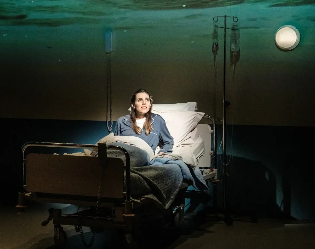 «Όλος ο χρόνος του κόσμου»: Το έργο της Δανάης Επιθυμιάδη από το Παρίσι στο Θέατρο Τέχνης