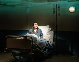 «Όλος ο χρόνος του κόσμου»: Το έργο της Δανάης Επιθυμιάδη από το Παρίσι στο Θέατρο Τέχνης 