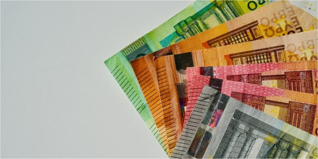 Δύο «νέα ειδικά» βοηθήματα ύψους 700 ευρώ και 1.000 ευρώ από τον ΟΠΕΚΑ σε 3.750 πολίτες: Ποιοι θα τα λάβουν