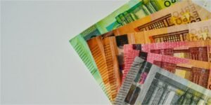 Δύο «νέα ειδικά» βοηθήματα ύψους 700 ευρώ και 1.000 ευρώ από τον ΟΠΕΚΑ σε 3.750 πολίτες: Ποιοι θα τα λάβουν