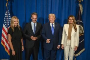 Κυριάκος Μητσοτάκης και Μαρέβα Γκραμπόφσκι: Η φωτογραφία με τον Ντόναλντ Τραμπ και την Μελάνια στη δεξίωση