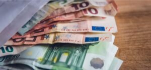 Βουλή: Πότε θα κατατεθεί το προσχέδιο του προϋπολογισμού και τι θα αναφέρει για ανάπτυξη και κινδύνους –