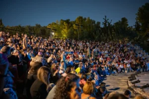 Με περισσότερους από 20.000 θεατές ολοκληρώθηκε το Φεστιβάλ Κολωνού 2025 του Δήμου Αθηναίων