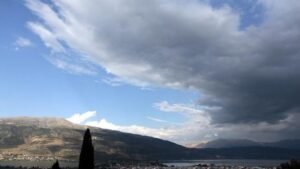 Καιρός: Άστατος με βροχές στα κεντρικά και νότια της χώρας