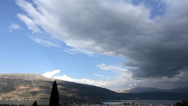 Καιρός: Άστατος με βροχές στα κεντρικά και νότια της χώρας