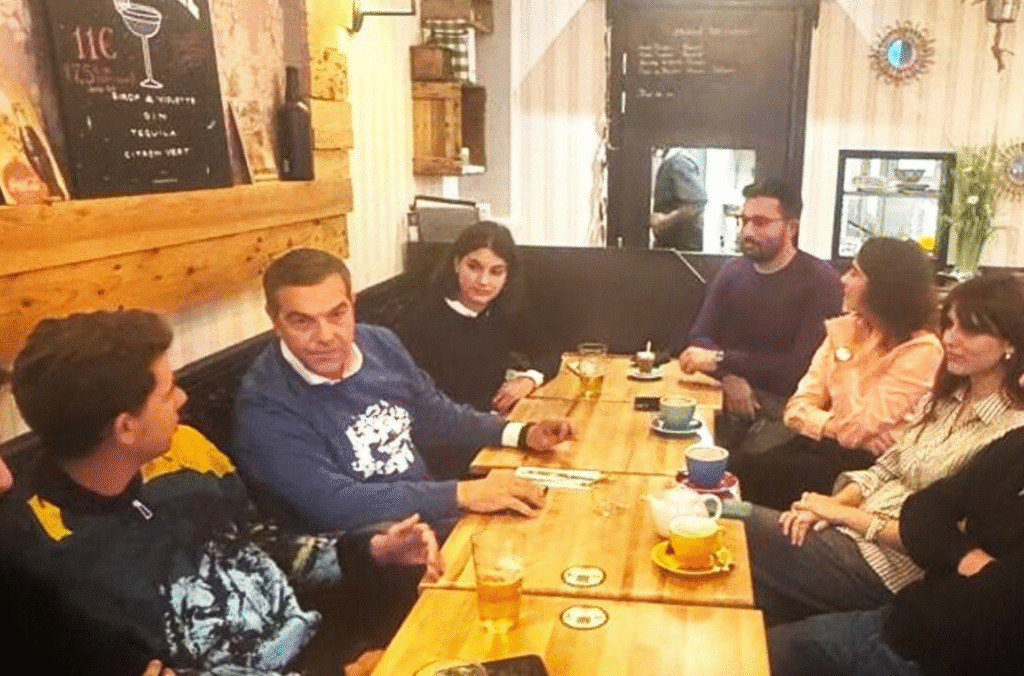 Ο Τσίπρας πήγε για μπύρα με Έλληνες φοιτητές στη Σορβόνη – «Τελικά, μάλλον εγώ ήμουν αυτός που έλυσα απορίες»