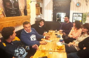 Ο Τσίπρας πήγε για μπύρα με Έλληνες φοιτητές στη Σορβόνη – «Τελικά, μάλλον εγώ ήμουν αυτός που έλυσα απορίες»