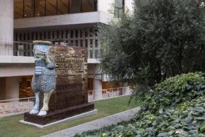Το “Lamassu of Nineveh” του Michael Rakowitz στο Μουσείο Ακρόπολης