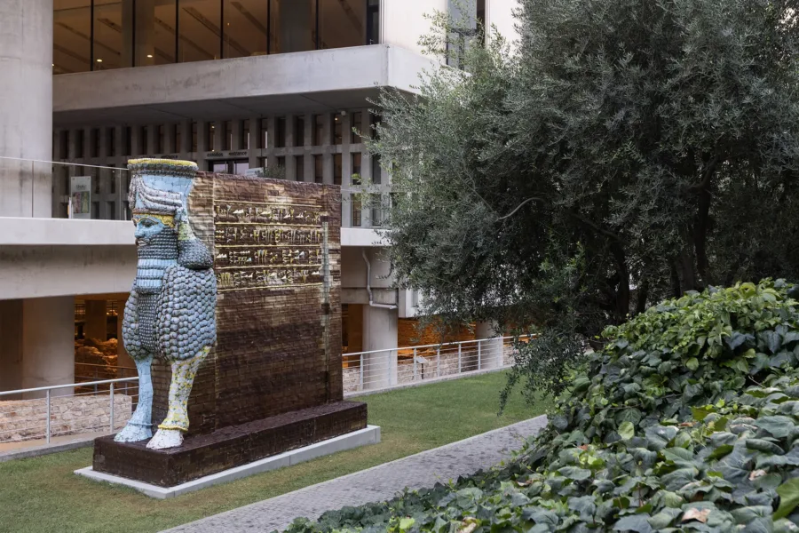 Το “Lamassu of Nineveh” του Michael Rakowitz στο Μουσείο Ακρόπολης