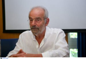 Αλαβάνος για Τσίπρα: «Πρέπει να γονατίσει και να ζητήσει συγγνώμη για όσα έκανε κατά του λαού»