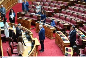 Βουλή: Ορκίστηκε βουλευτής ο Θοδωρής Δρίτσας – Θα ανεξαρτητοποιηθεί και θα προσχωρήσει στη Νέα Αριστερά