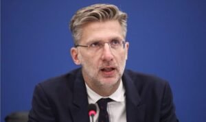 Άκης Σκέρτσος: Η οικονομία μας και παράγει και εξάγει – Τι δείχνουν τα στοιχεία για τη βιομηχανία και τη