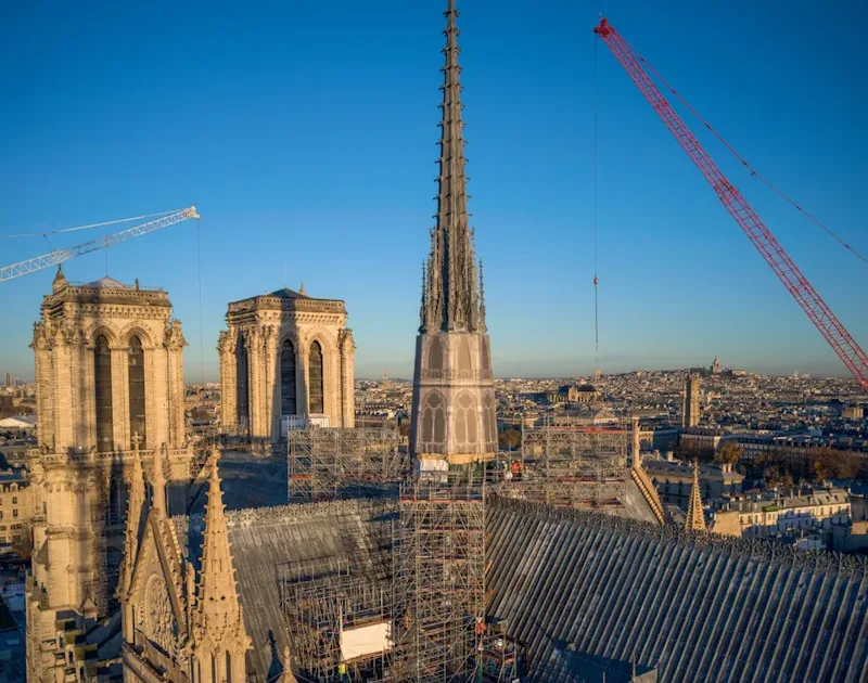 Μπείτε στην καρδιά του εργοταξίου της Notre Dame-Η έκθεση που αποκαλύπτει τα μυστικά της αναγέννησης