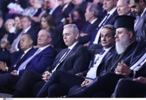 Στην παρουσίαση του βιβλίου του Ευριπίδη Στυλιανίδη ο Κυριάκος Μητσοτάκης – Η χειραψία με τον Κώστα