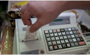 Διασύνδεση ταμειακών μηχανών – POS: Σε ποια περίπτωση θα αυστηροποιηθεί το πλαίσιο των προστίμων για τις