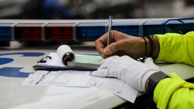 42χρονος οδηγός προκάλεσε σοβαρές ζημιές σε καταστήματα και αυτοκίνητα