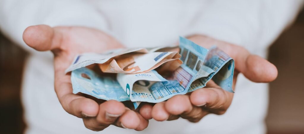 Εφάπαξ: Ποιοι και γιατί τα παίρνουν ψαλιδισμένα και με καθυστέρηση – Δείτε παραδείγματα – enikonomia.gr