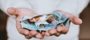 Εφάπαξ: Ποιοι και γιατί τα παίρνουν ψαλιδισμένα και με καθυστέρηση – Δείτε παραδείγματα – enikonomia.gr