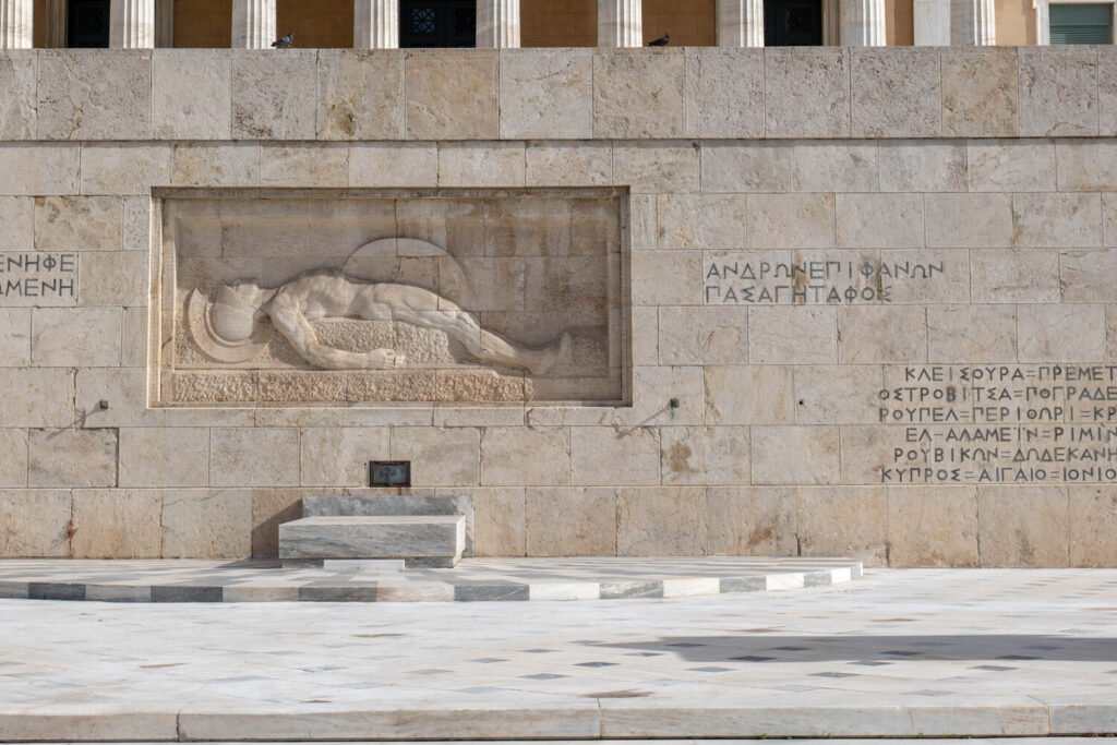 Αντιδράσεις με φόντο τον Άγνωστο Στρατιώτη – Γιατί ο Κυριάκος Μητσοτάκης αποφάσισε να αναθέσει την προστασία