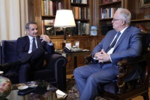 Μητσοτάκης σε Τασούλα: Το Μνημείο του Αγνώστου Στρατιώτη έχει συμβολικό βάρος – Η αντιπολίτευση έσπευσε να