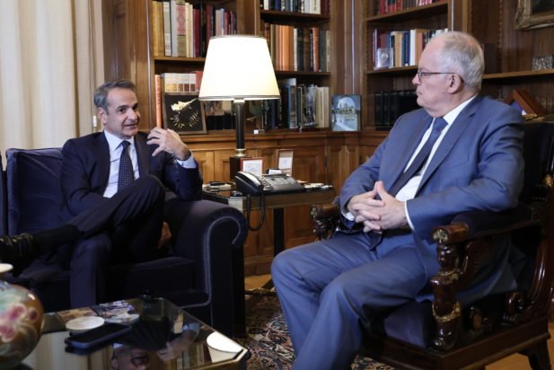 Μητσοτάκης σε Τασούλα: Το Μνημείο του Αγνώστου Στρατιώτη έχει συμβολικό βάρος – Η αντιπολίτευση έσπευσε να