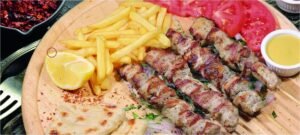 Σουβλάκι: Πότε αναμένεται να μειωθεί η τιμή του και πόσο – enikonomia.gr