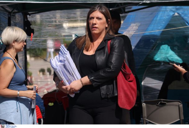 Ζωή Κωνσταντοπούλου: Στη Λάρισα για τη δίκη σχετικά με τα βίντεο φόρτωσης της εμπορικής αμαξοστοιχίας στα