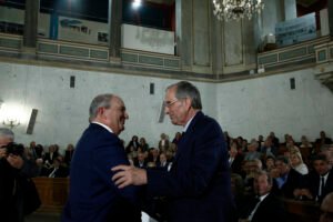 Θερμή χειραψία Καραμανλή-Σαμαρά στην εκδήλωση για την Άννα Ψαρούδα Μπενάκη – Ποιοι έδωσαν το «παρών» – ΦΩΤΟ
