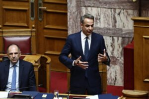 Μητσοτάκης σε ΣΥΡΙΖΑ: Υπερασπίζεστε την πολιτική Τσίπρα που σας άφησε στα κρύα του λουτρού