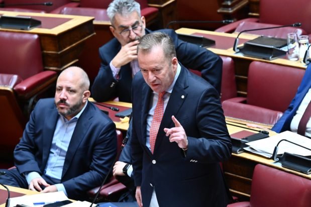 Βουλή – Κόκκαλης: Φεύγα, πρέπει να φύγεις – Πρέπει να τον διαγράψετε