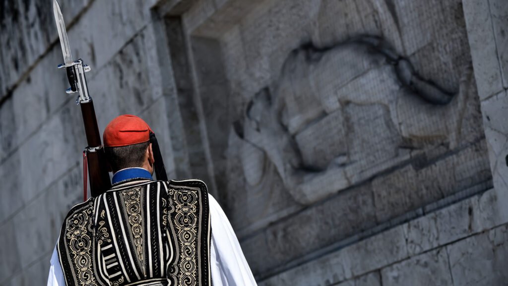 Στόχος η «γαλάζια» συσπείρωση πριν από την τροπολογία για τον Άγνωστο Στρατιώτη