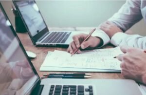 Τι κερδίζουν και τι χάνουν οι επαγγελματίες από φόρους και εισφορές – Αναλυτικός οδηγός – enikonomia.gr