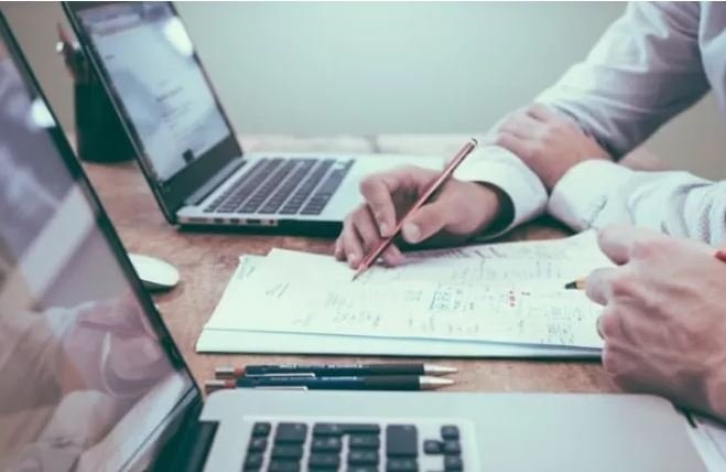 Τι κερδίζουν και τι χάνουν οι επαγγελματίες από φόρους και εισφορές – Αναλυτικός οδηγός – enikonomia.gr