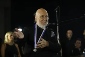 «Οι παλιοί μας φίλοι, μην το πεις, για πάντα φύγαν»- Πέθανε ο Διονύσης Σαββόπουλος