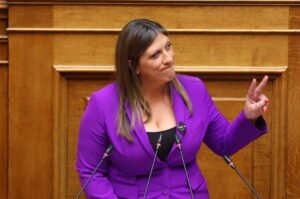 Βουλή: Νέα καταγγελία Κωνσταντοπούλου – «Ζητήθηκε από μία κοπέλα στα θεωρεία να πάει πιο πίσω ή να φορέσει το μπουφάν της για να μην φαίνεται το “Μέχρι τέλους”»